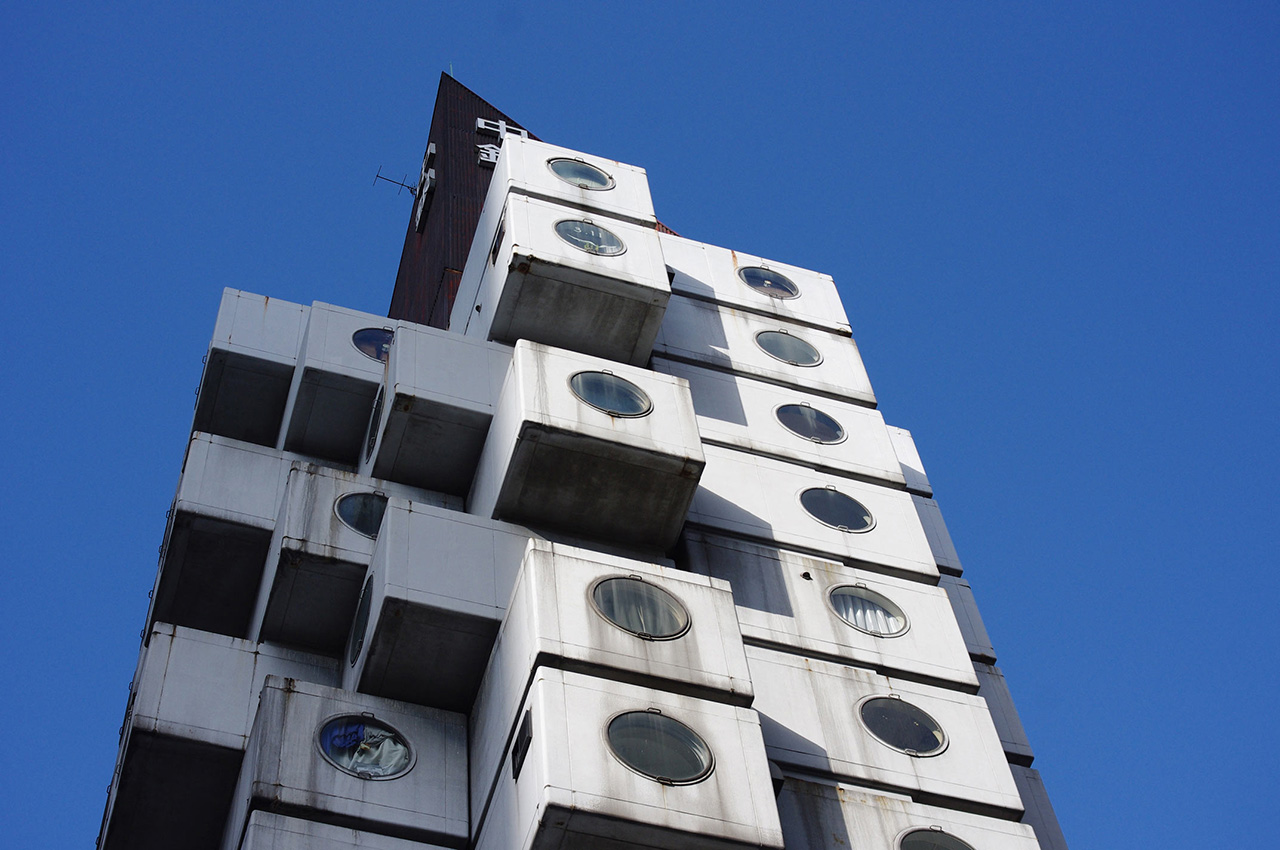 nakagin capsule skyscraper from street