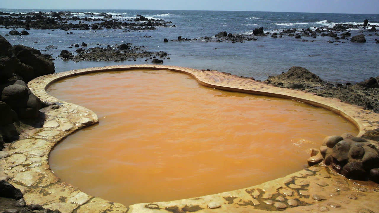 outdoor onsen with rust water by sea of japan