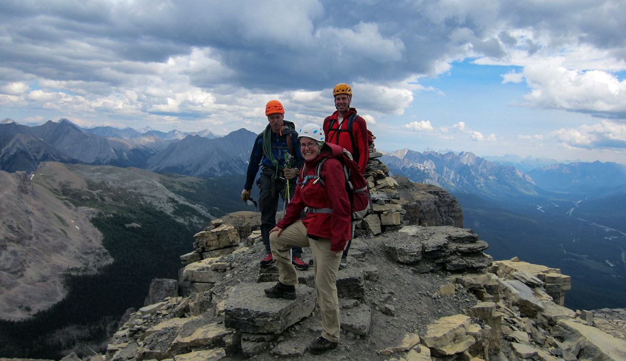 three people on top of everest