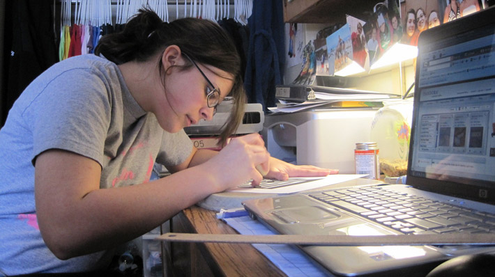 woman at desk with laptop