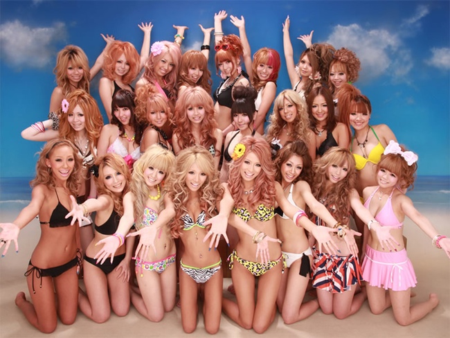 A group of gyaru from Shibuya posing