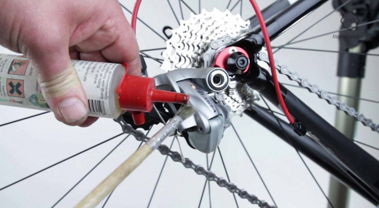 applying lubricant to a bicycle chain