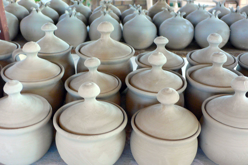 Rows of pottery that achieve japanese fluency