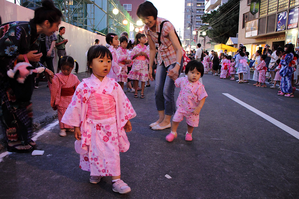 kids in yukata at matsuri