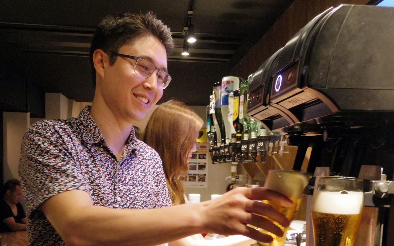 koichi getting beer at aisekiya izakaya