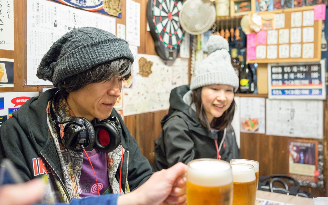 mami drinking beer with an ossan