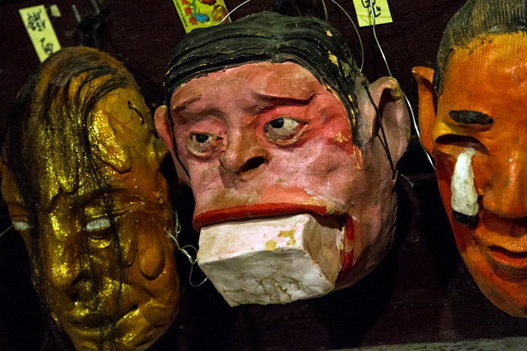 mask eating tofu