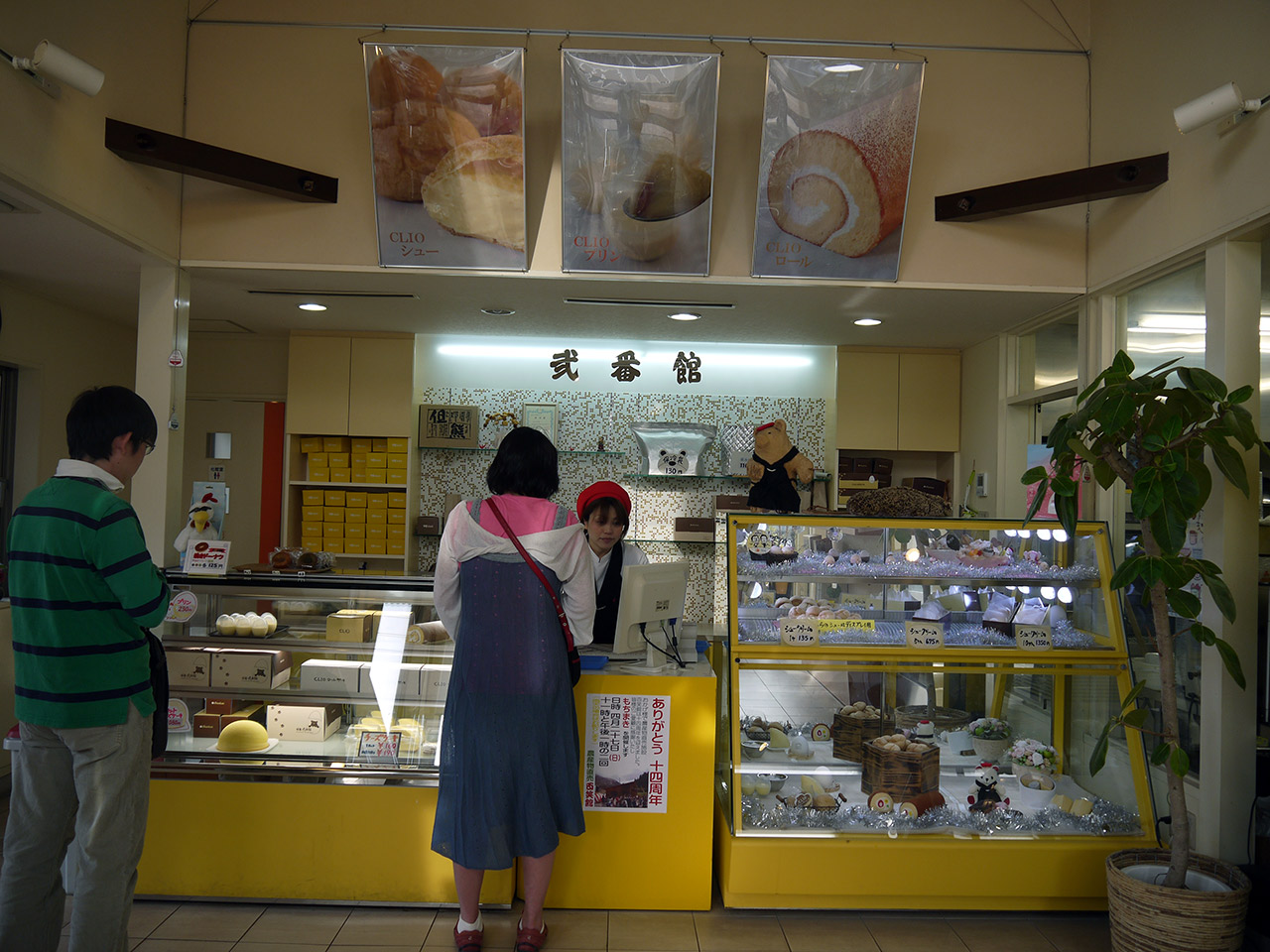 japanese bakery people waiting in line to order