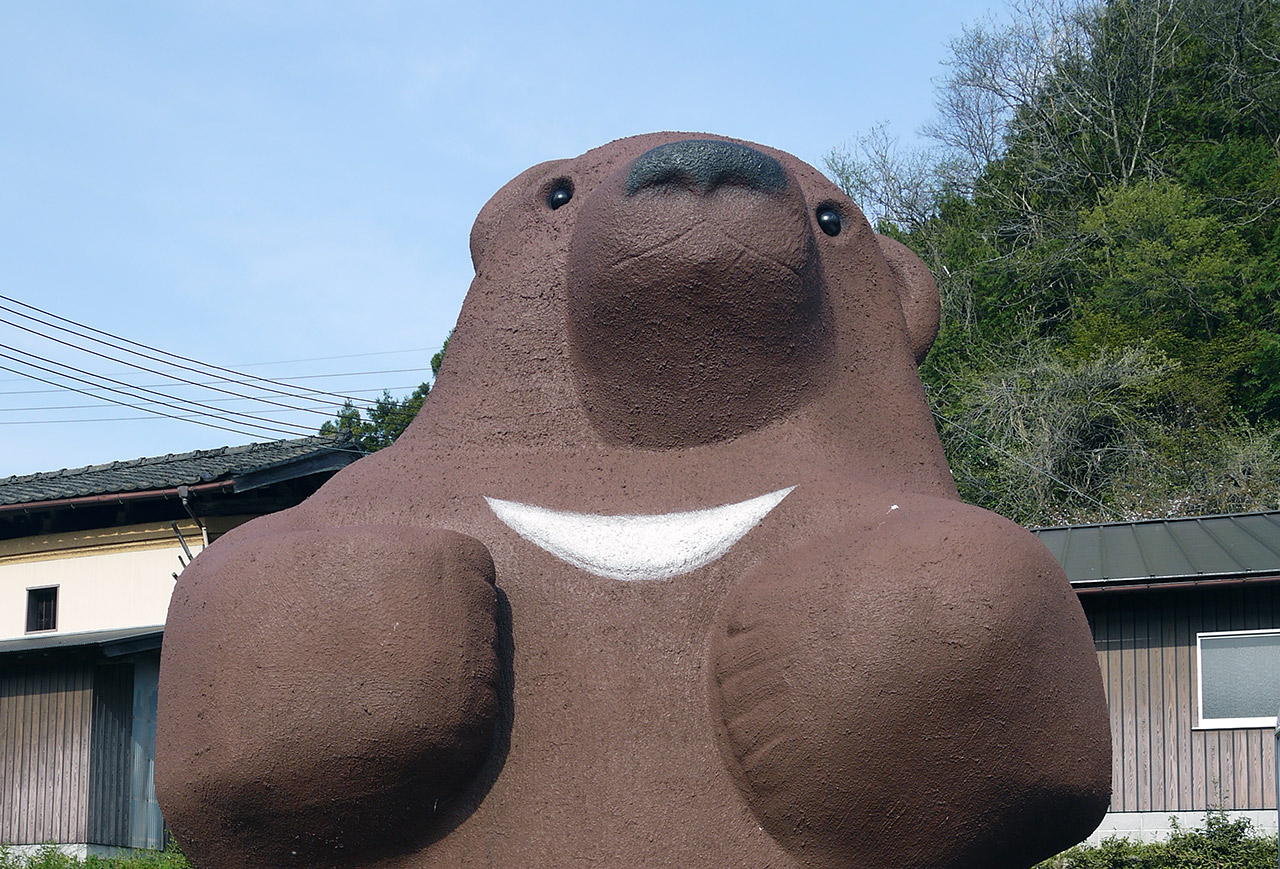 giant cute brown bear statue