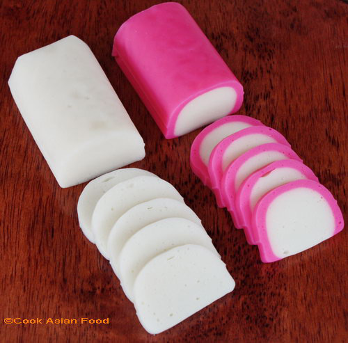 white and pink sliced kamaboko fish cake rolls