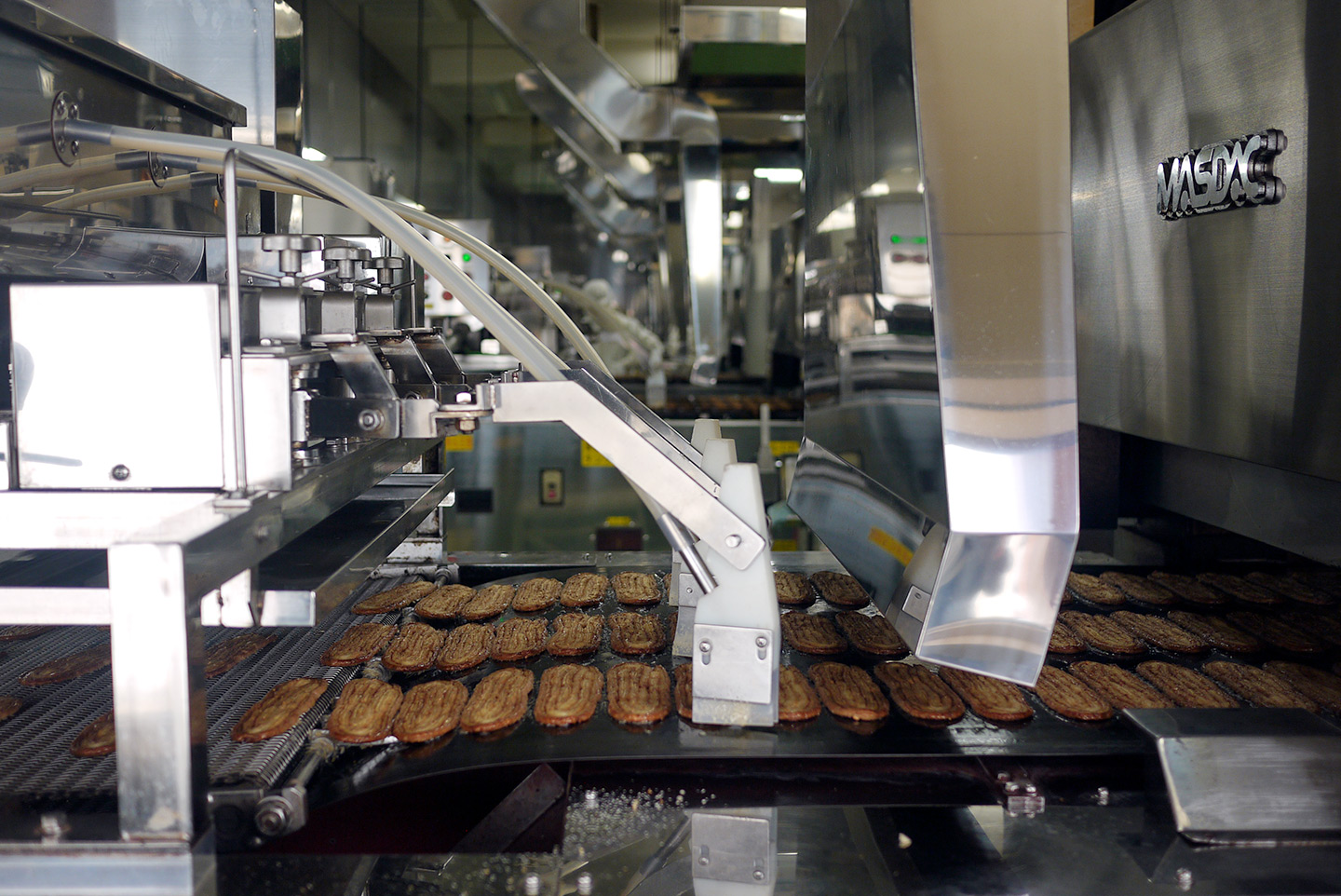baking process of unagi pie assembly line