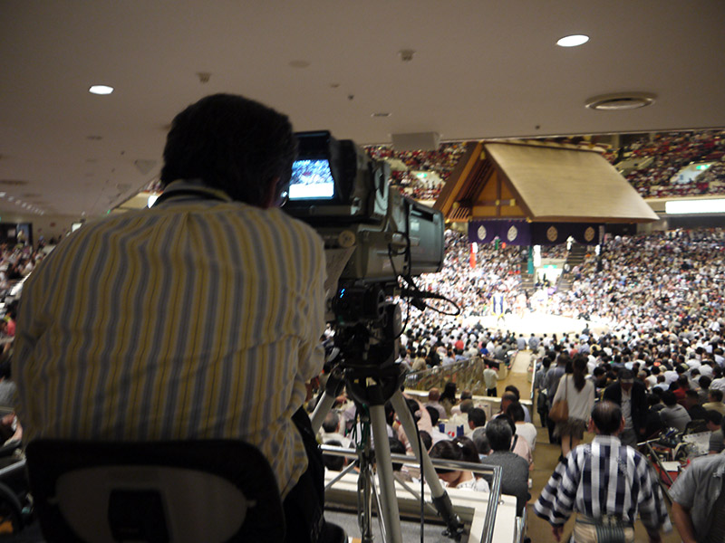 cameraman at sumo arena