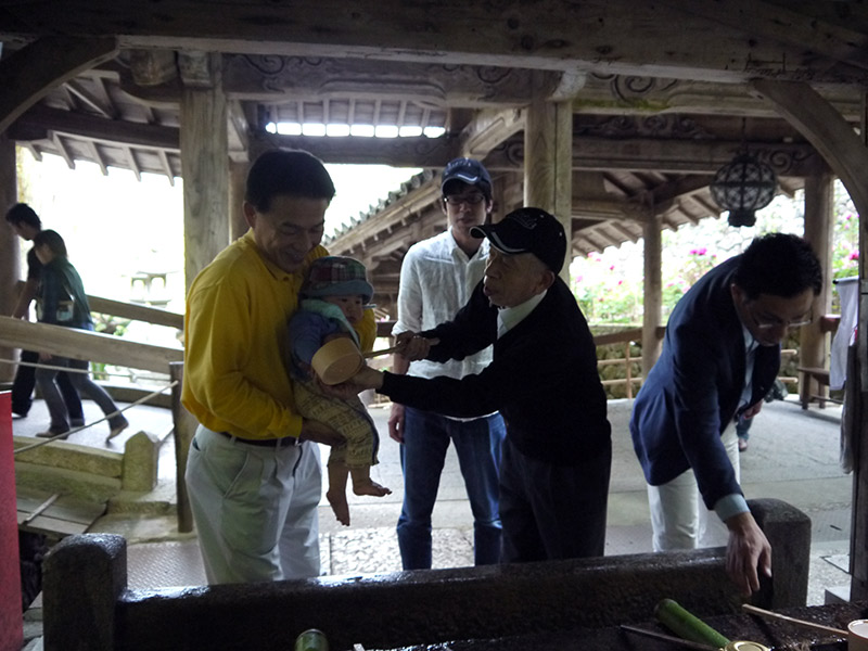 temizuya washing a baby's hands at the shrine
