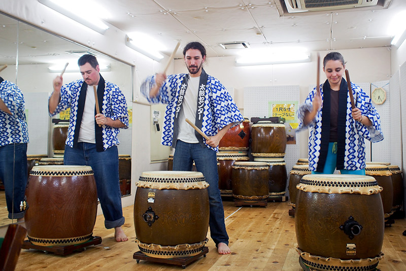 taiko learning foreigners in blue and white jackets