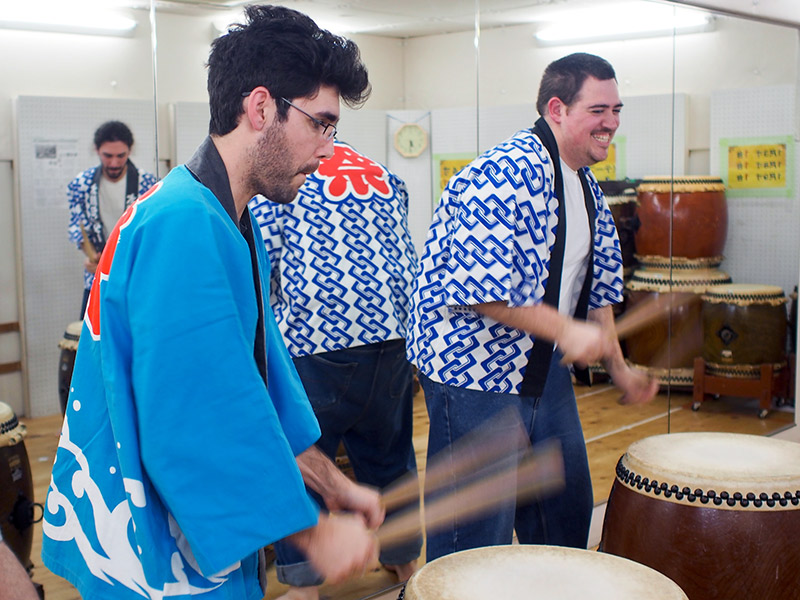 taiko drums foreigners playing drums