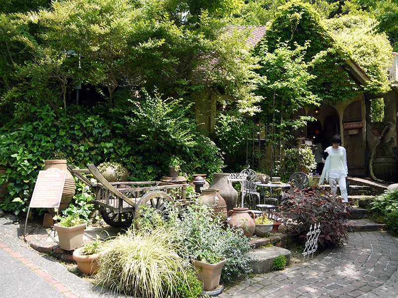 nukumori no mori display of pottery plants and wheelbarrow