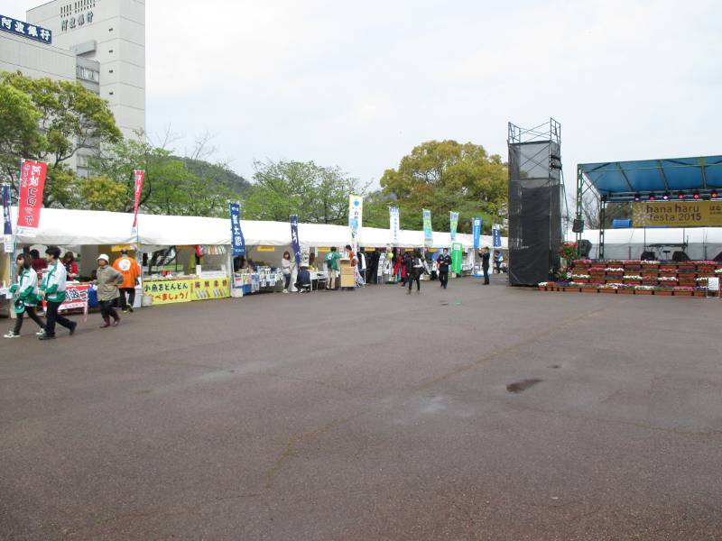 beginning of ramen festival parking lot empty