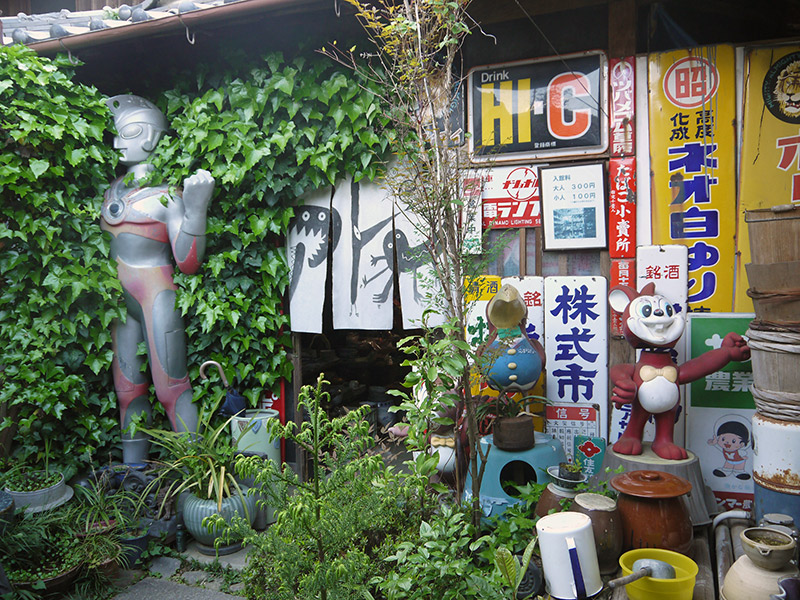 Statue of Ultraman and porcelain signs at the entrance