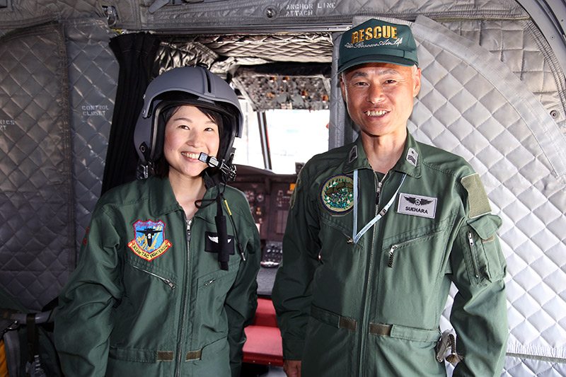 Mami in costume with a JASDF pilot