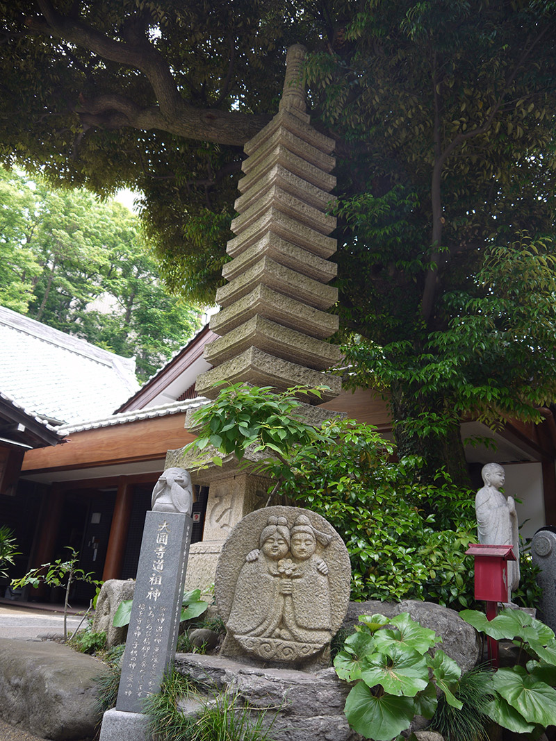 statues outside a japanese shrine couple