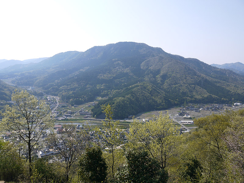 Japanese town with Mount Ritsuunkyo in the background