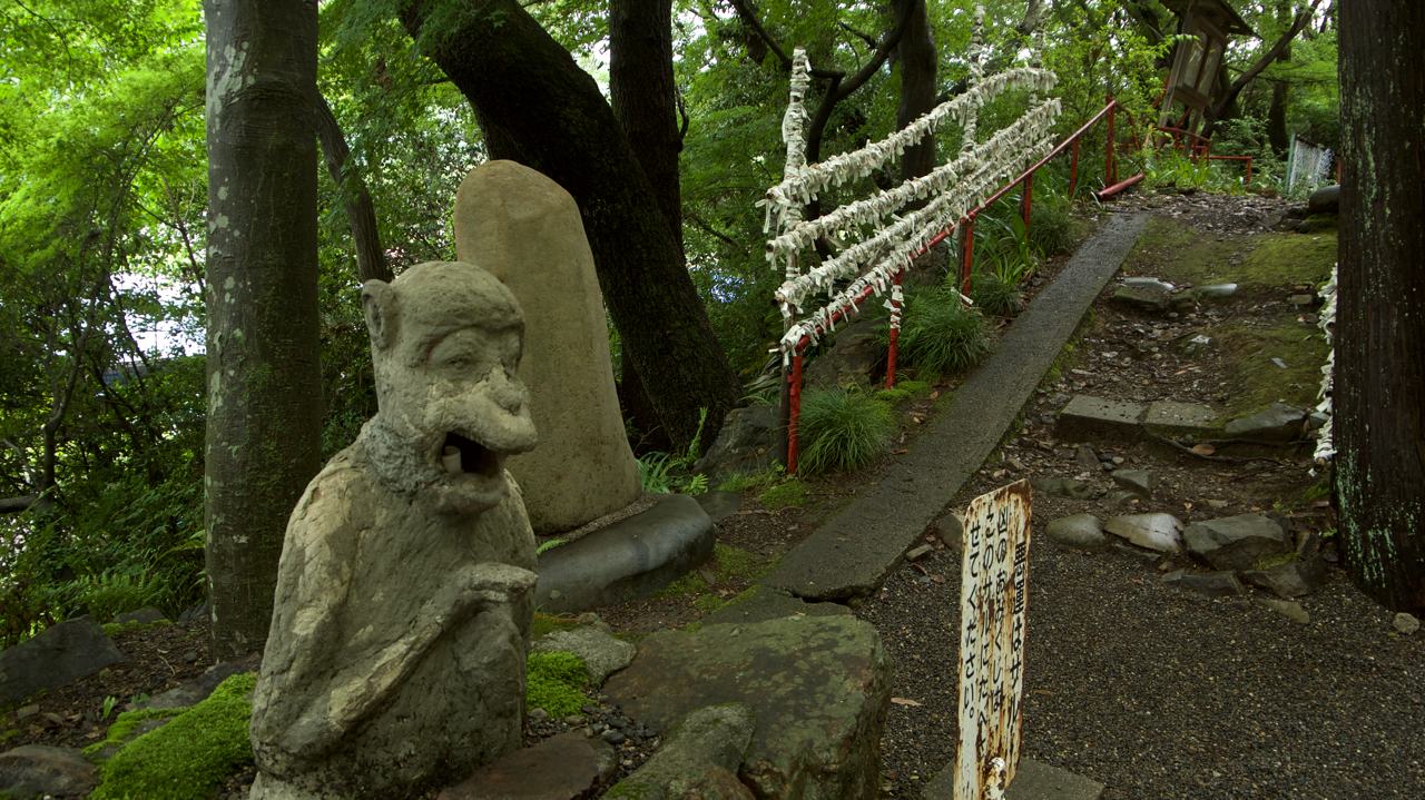 monkey statue that eats omikuji