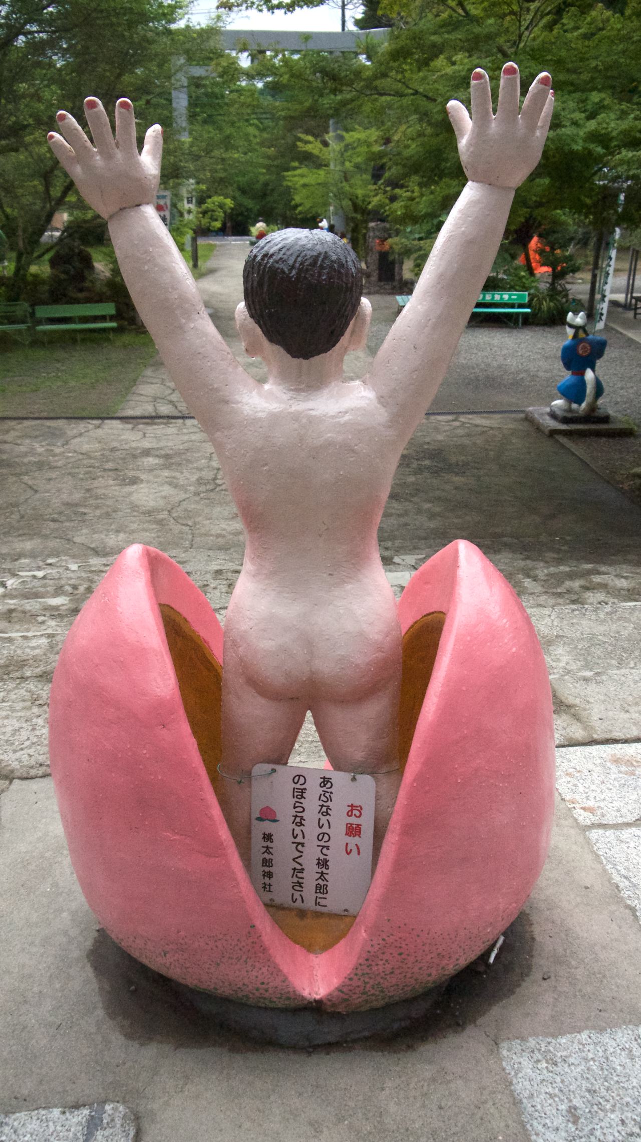 momotaro statue butt