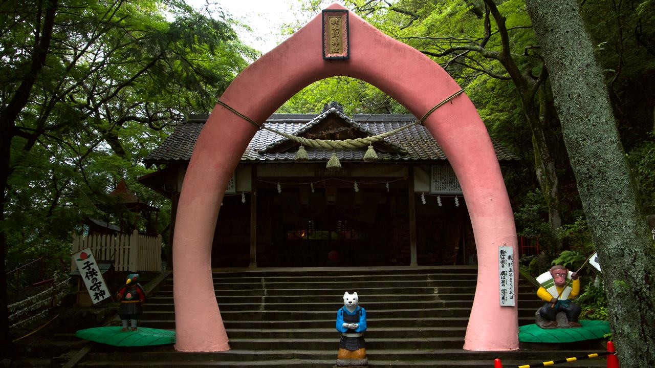 torii gate shaped like peach in inuyama