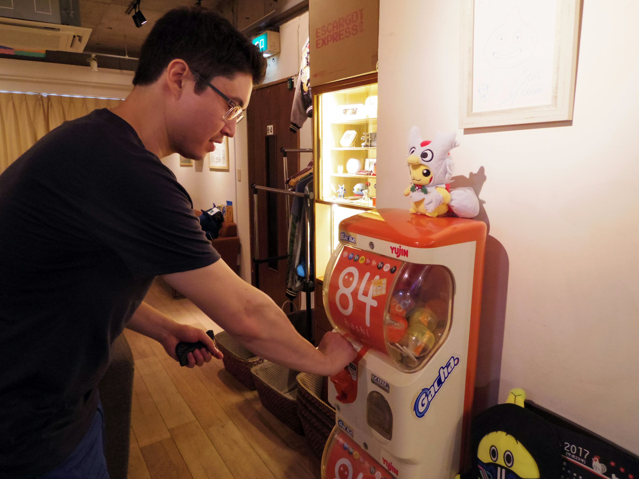 koichi buying a gachapon