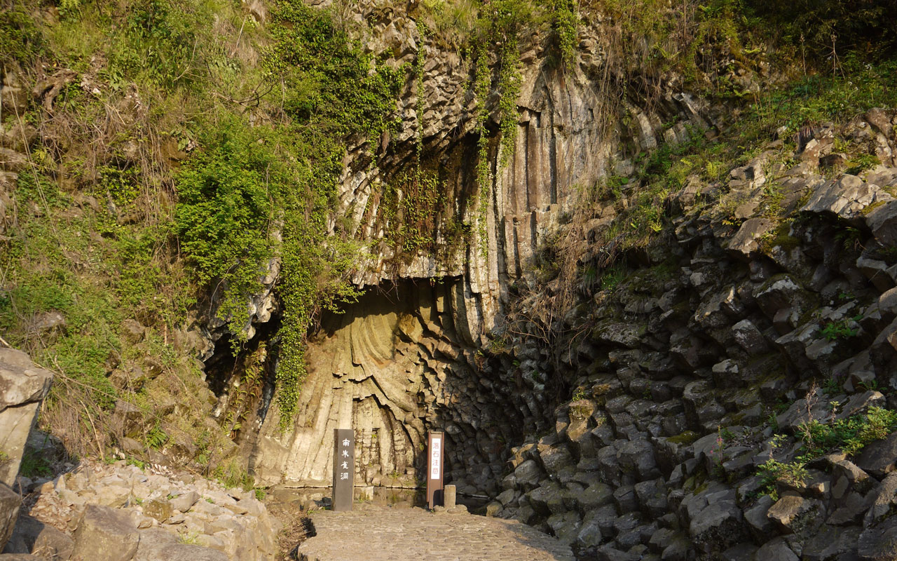 minami suzakudo cave in toyooka japan