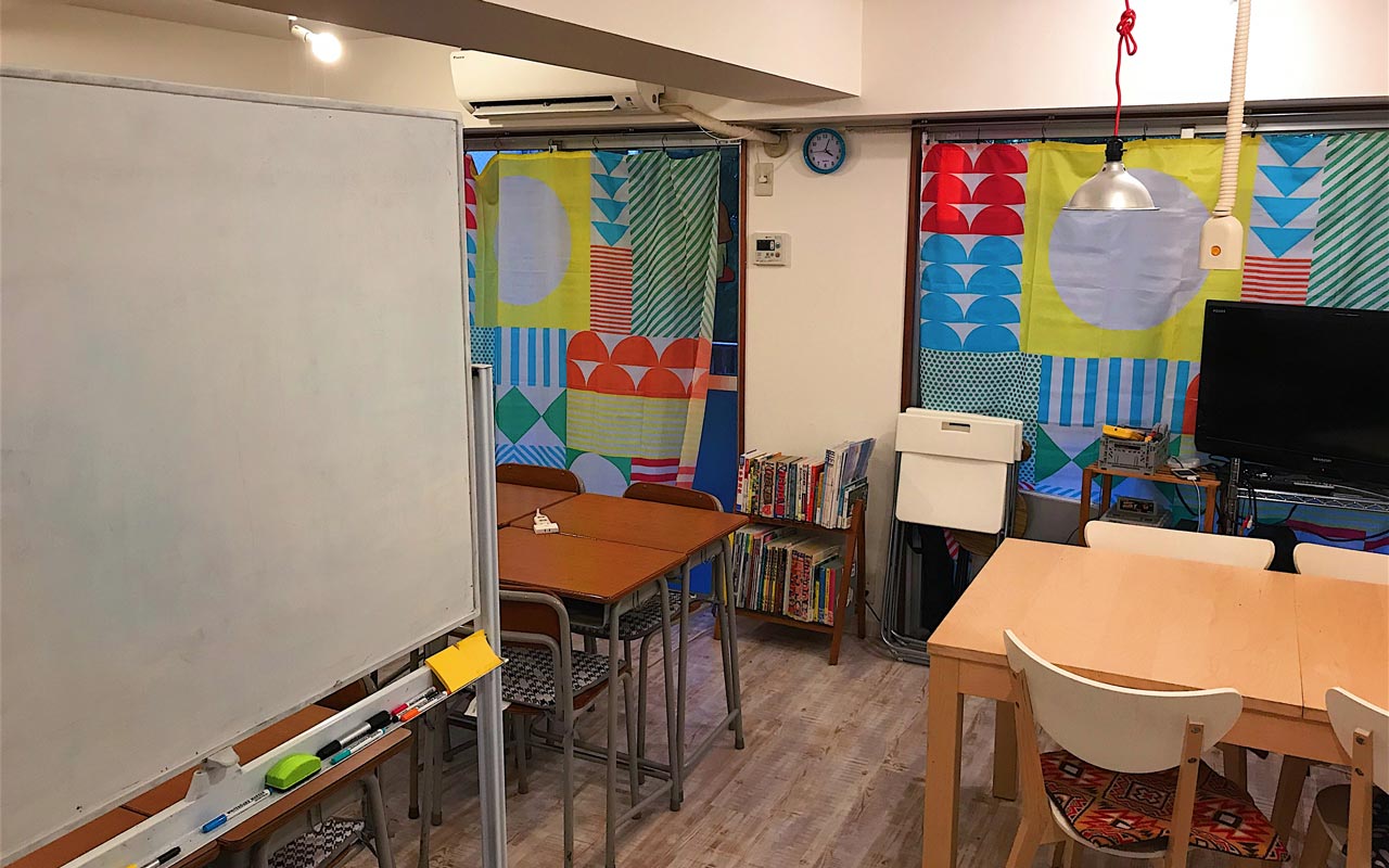 whiteboard and desk in nomadic work cafe