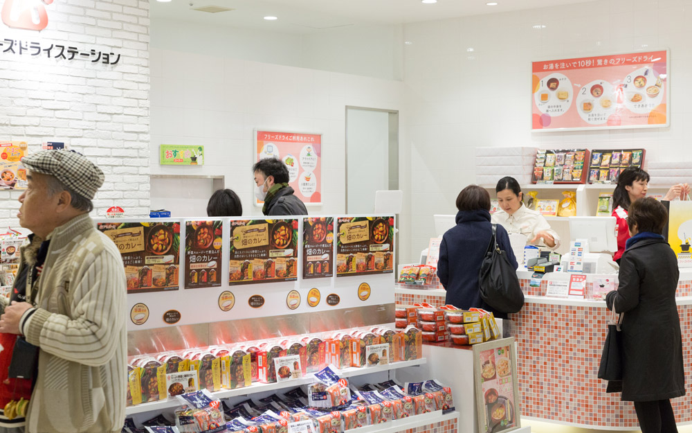 customers shopping at amano freeze dry station