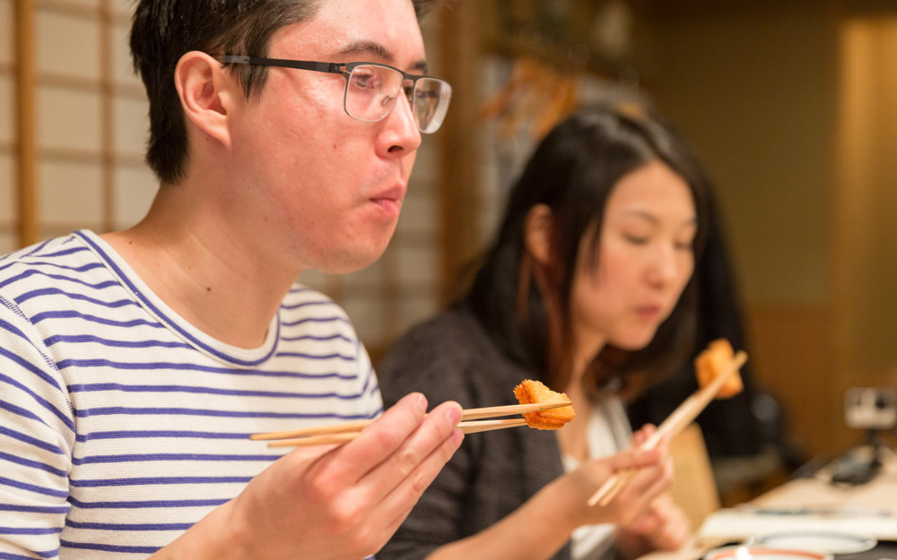 koichi from tofugu eating shrimp