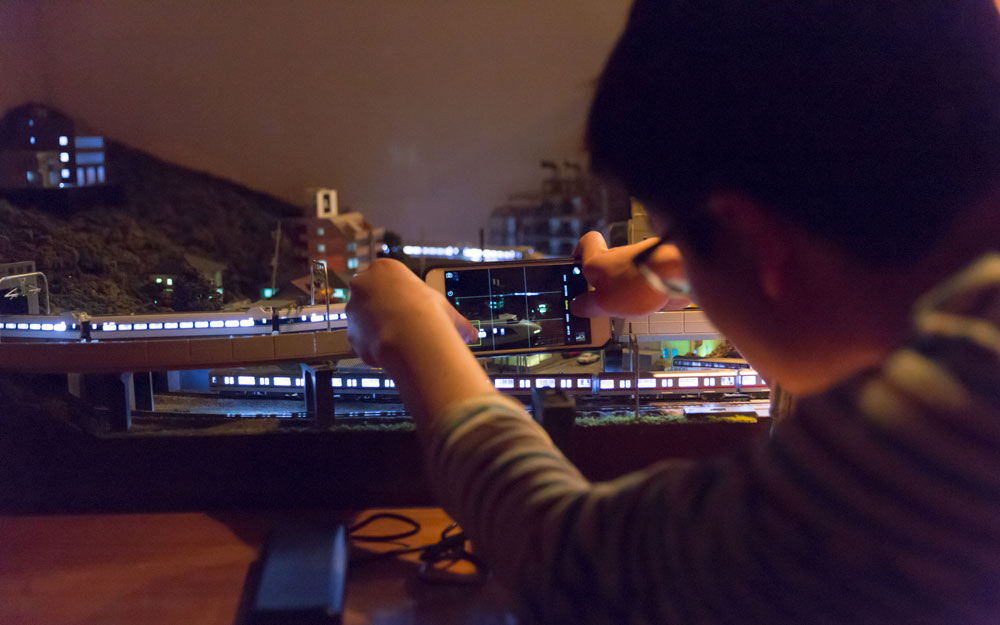 koichi from tofugu taking pictures of trains