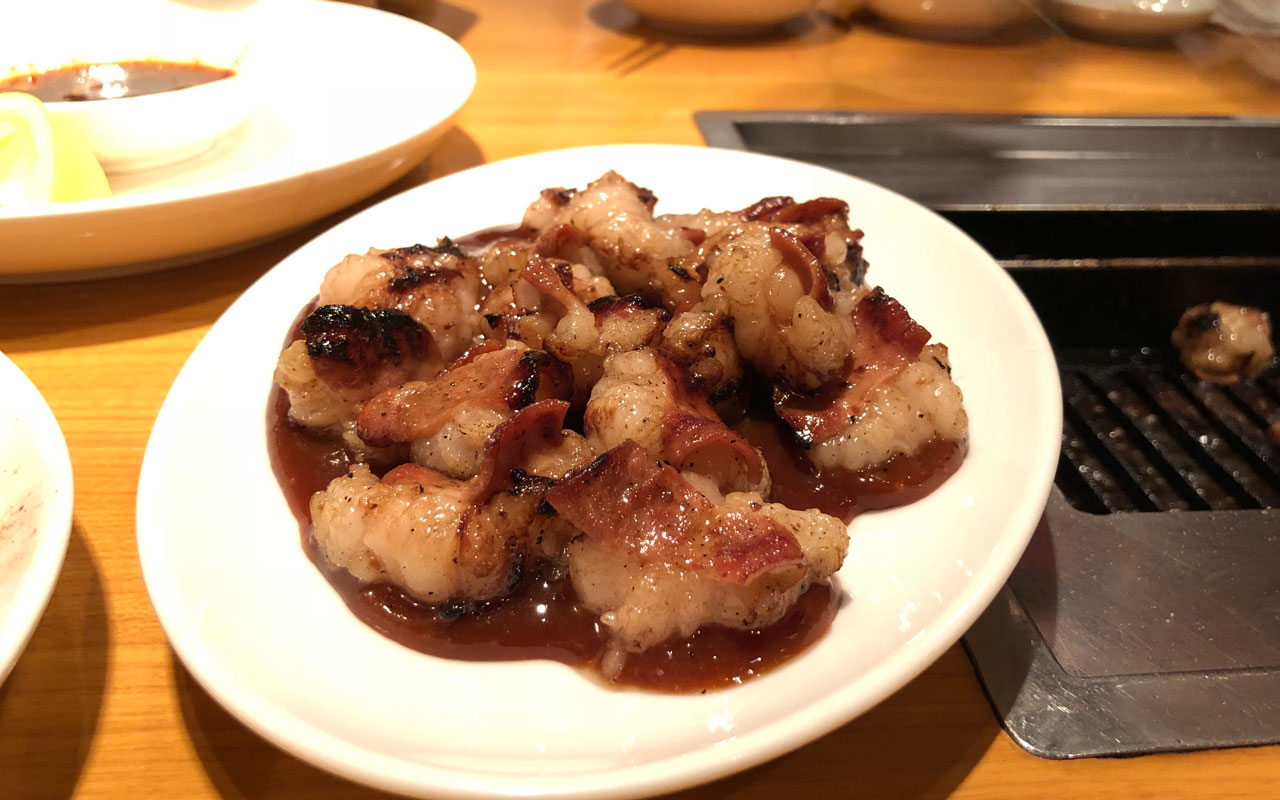 plate of cut up and grilled cow intestine at yakiniku meimon