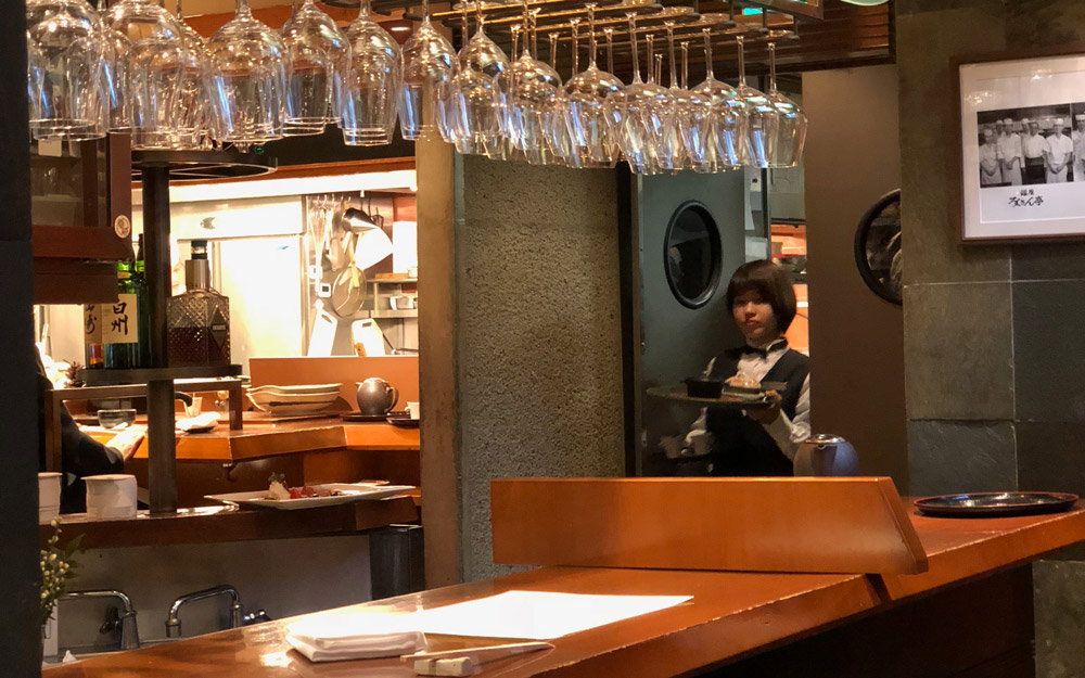 server at bar area of kaishoku michiba