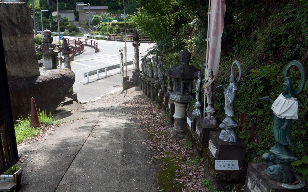 pathway leading from street into iwatoyama kanzeonji