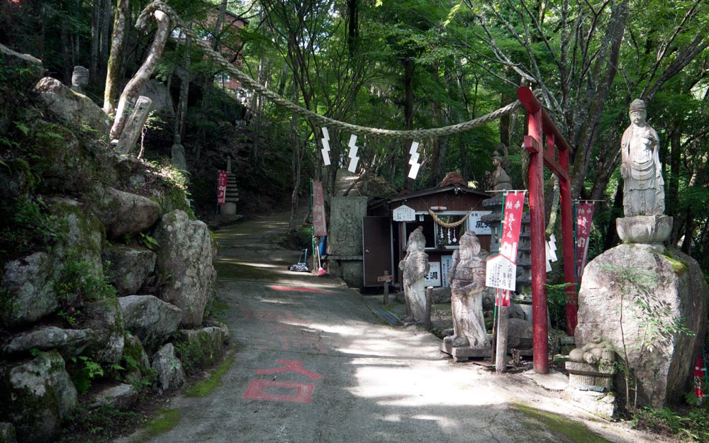 torii gate and statues at iwatoyama kanzeonji