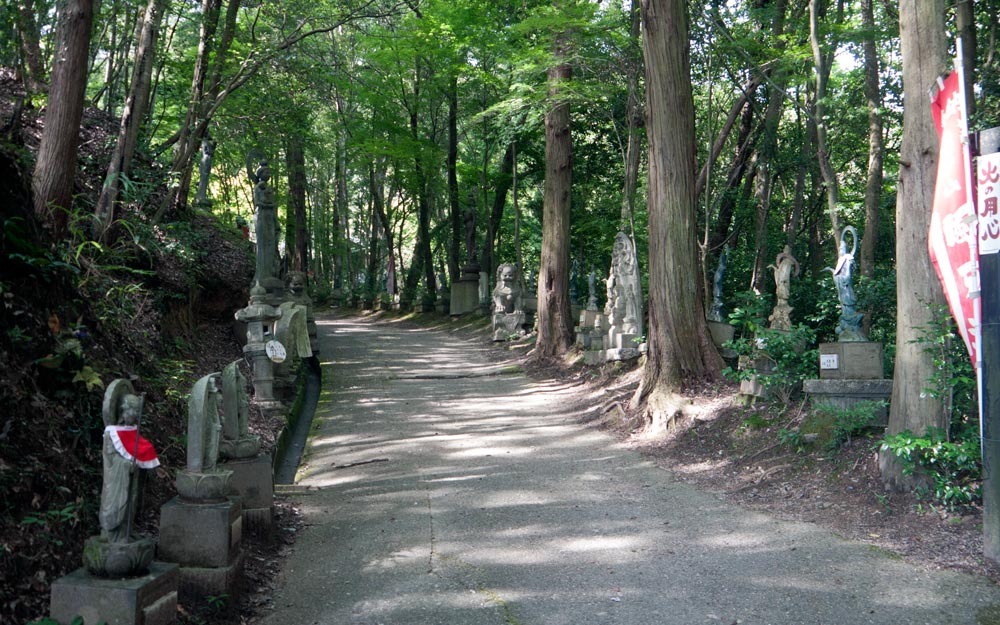 iwatoyama kanzeonji temple path